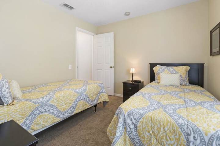 Room 2 of 33
