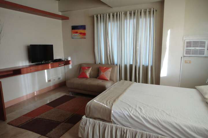 Room 4 of 8