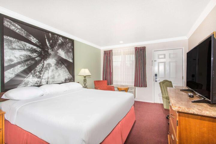 Standard | King Bed (7 of 11)