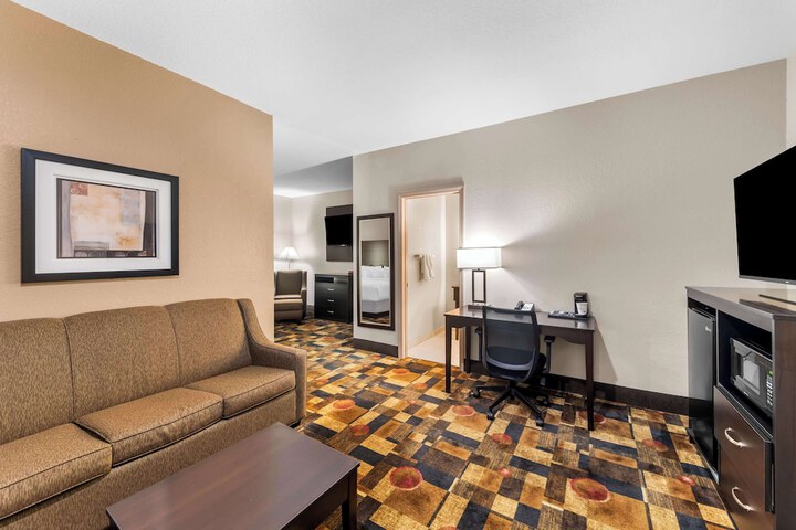 1 King Bed Microwave and Refrigerator WiFi Full Breakfast (3 of 26)