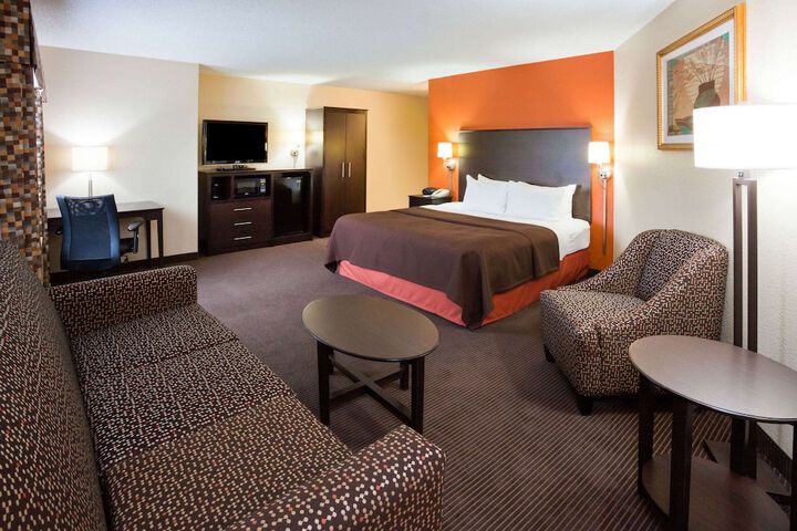 1 King Bed (2 of 17)