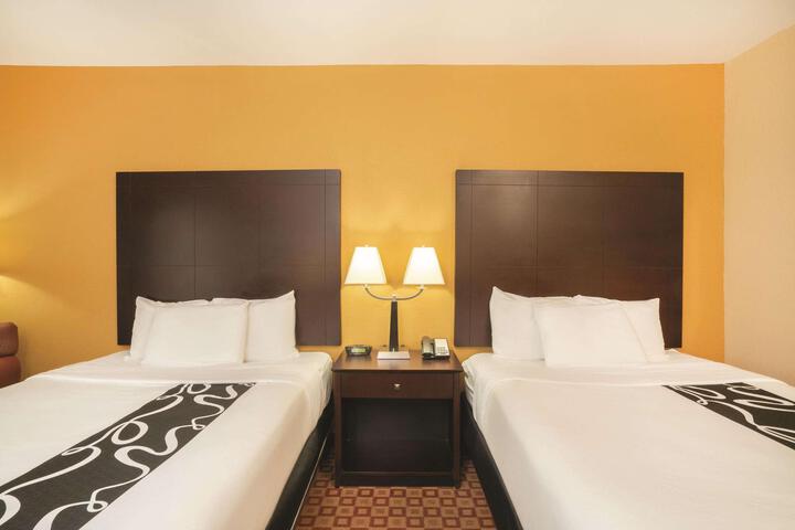 2 Queen Beds (13 of 13)
