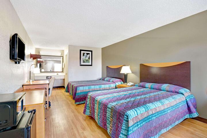 2 Queen Beds (2 of 4)