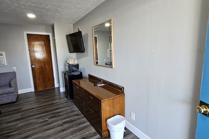 Room 4 of 17