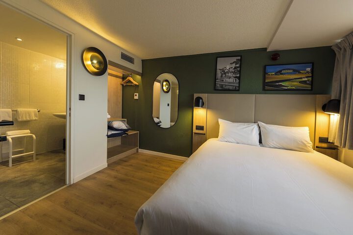 Room 7 of 68