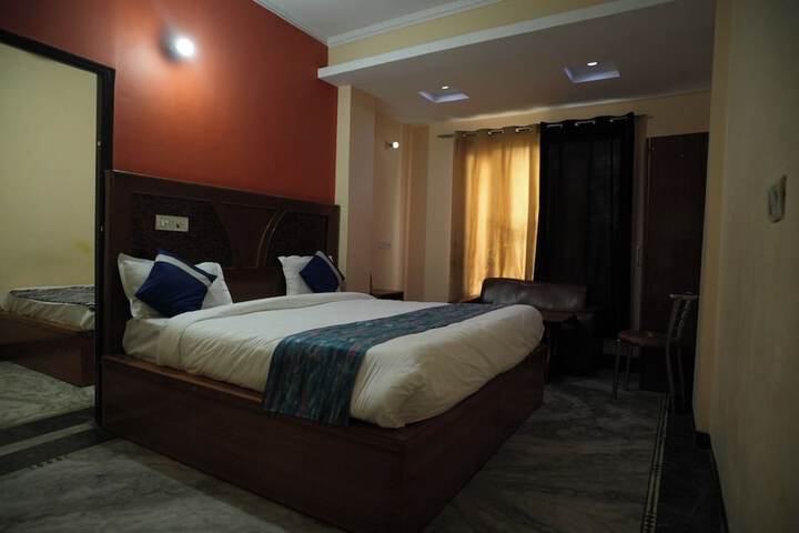 Room 9 of 18