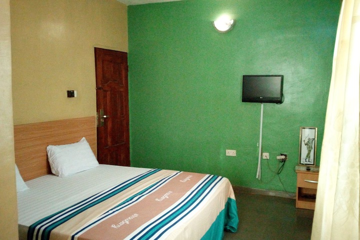 Room 9 of 10