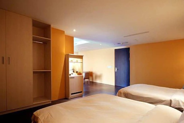 Room 13 of 100