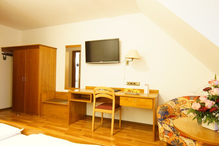 Room 15 of 48