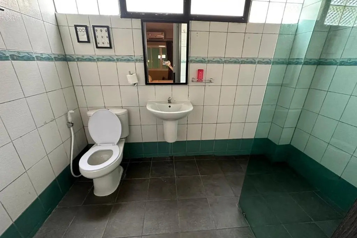 Room 9 of 18