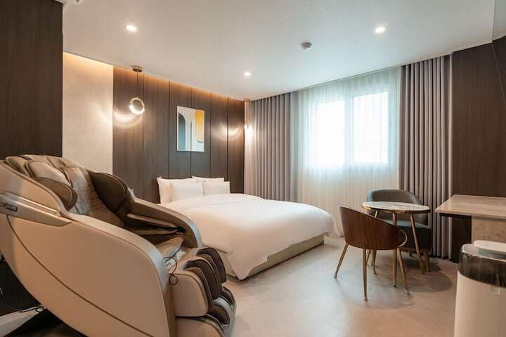 Room 50 of 76