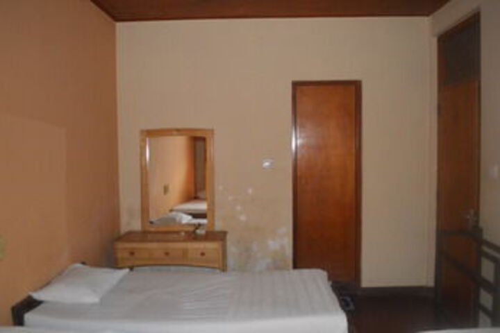 Room 4 of 8