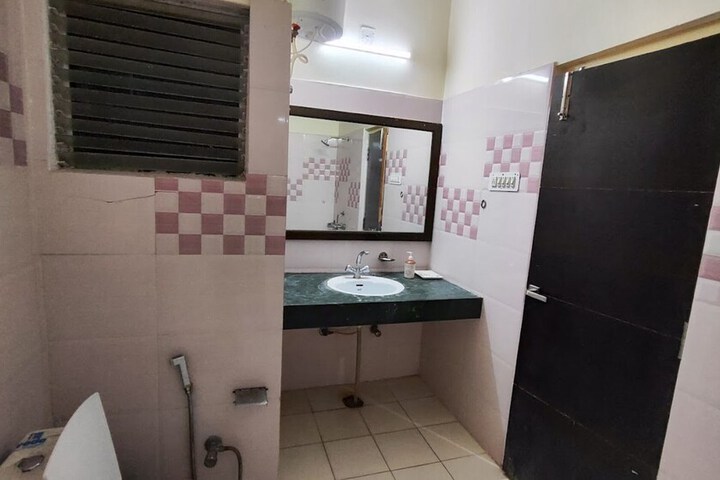 Room 10 of 14