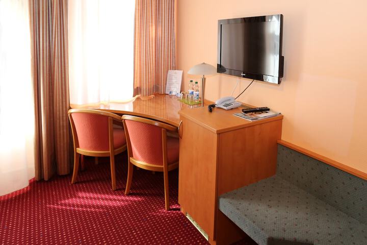 Room 12 of 37