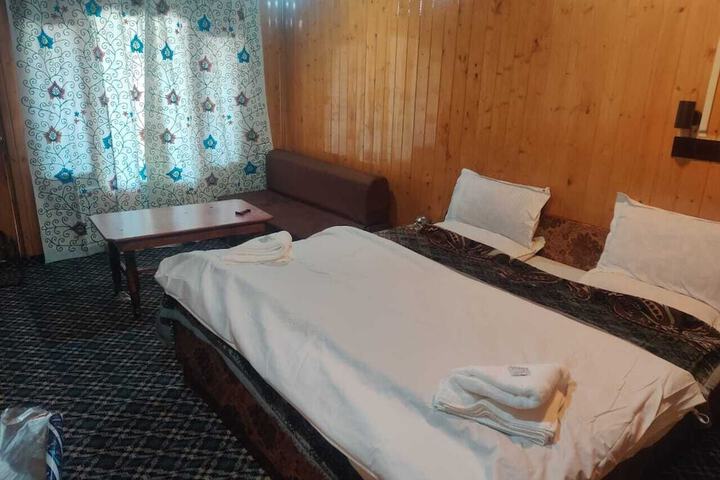Room 6 of 12