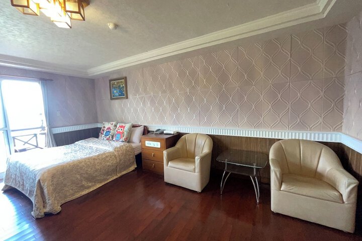 Room 15 of 33