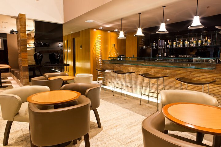 Lounge 77 of 81