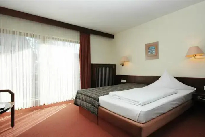 Room 3 of 8