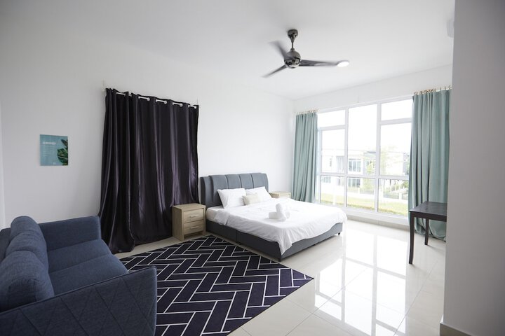 Room 8 of 173