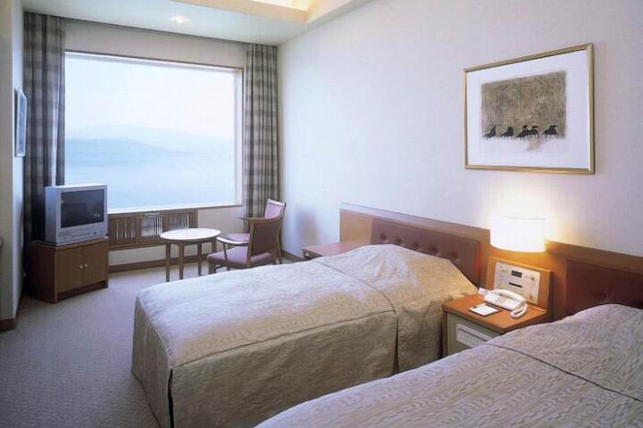 Room 5 of 105