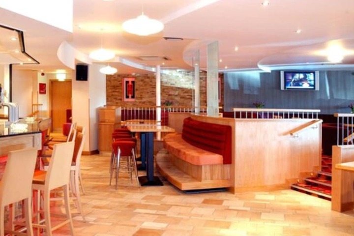 Lounge 44 of 79