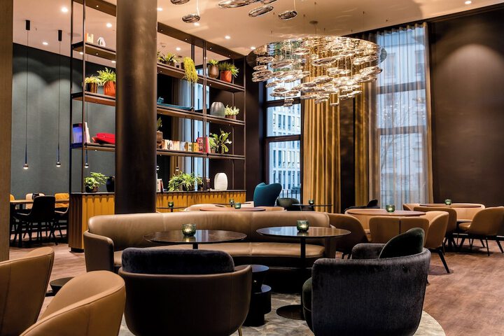 Lounge 21 of 41