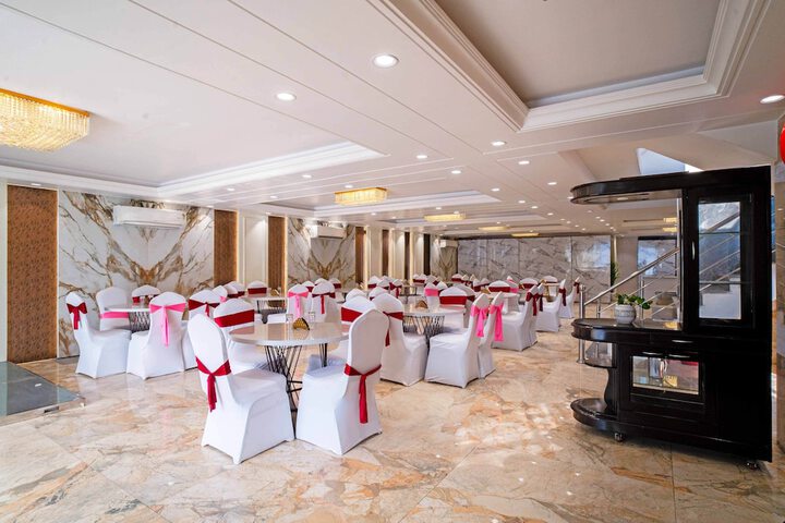 Ballroom/Hall 34 of 49