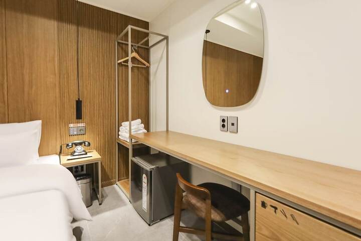 Room 5 of 42