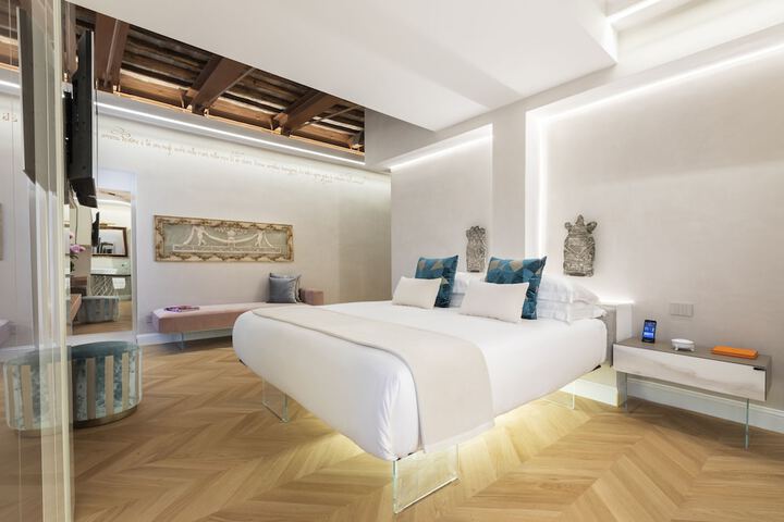 Room 14 of 90