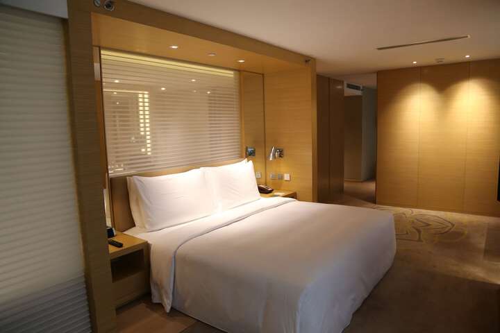 Room 15 of 37