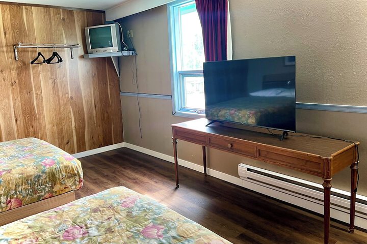 Room 4 of 9