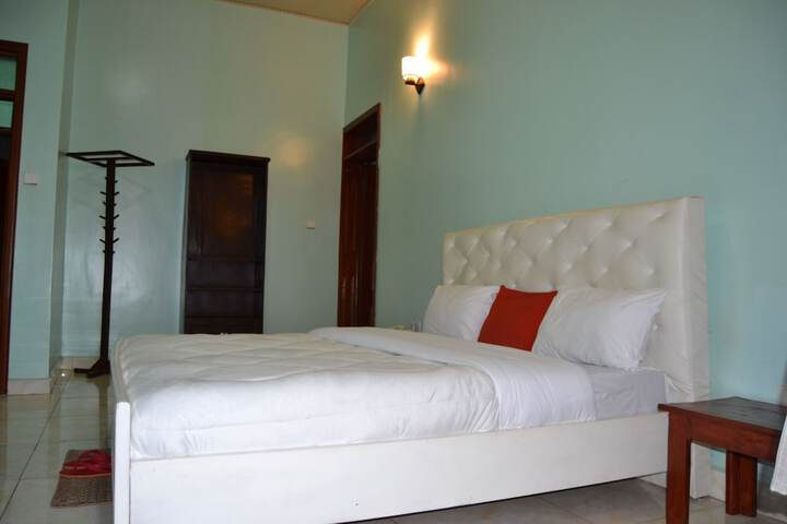Room 10 of 32