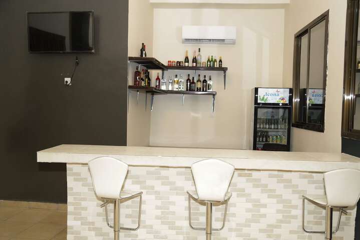 Lounge 27 of 35