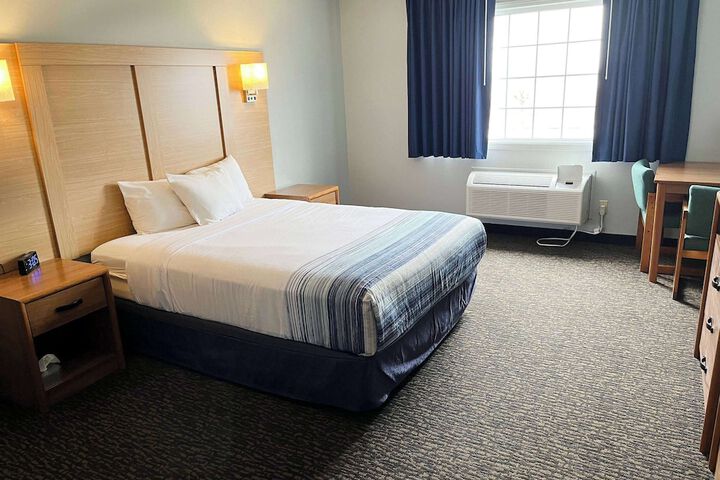 1 Queen Bed (7 of 25)