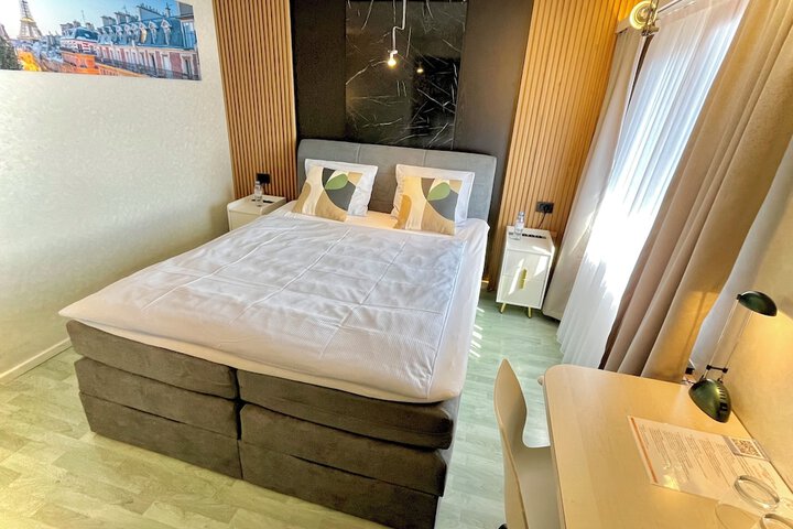 Room 33 of 49