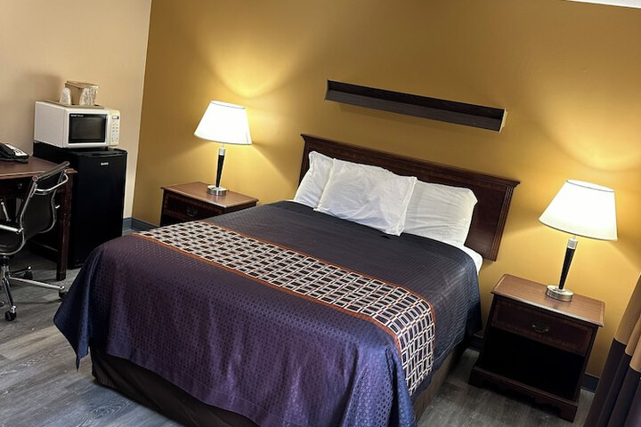 1 Queen Bed (2 of 6)