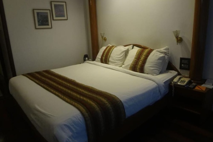 Room 13 of 33