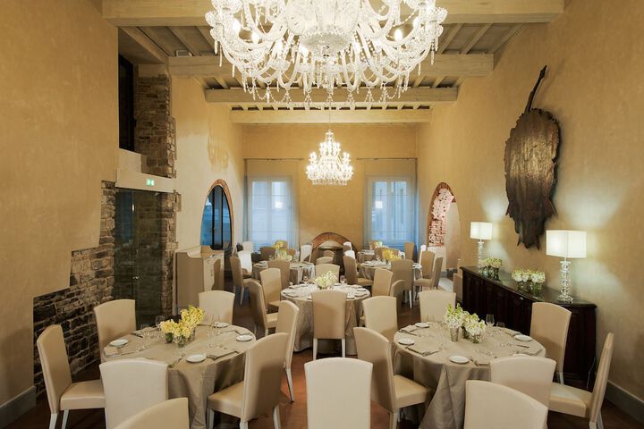 Ballroom/Hall 55 of 76