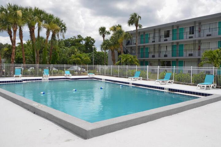 2 Double Beds Pool View (4 of 8)
