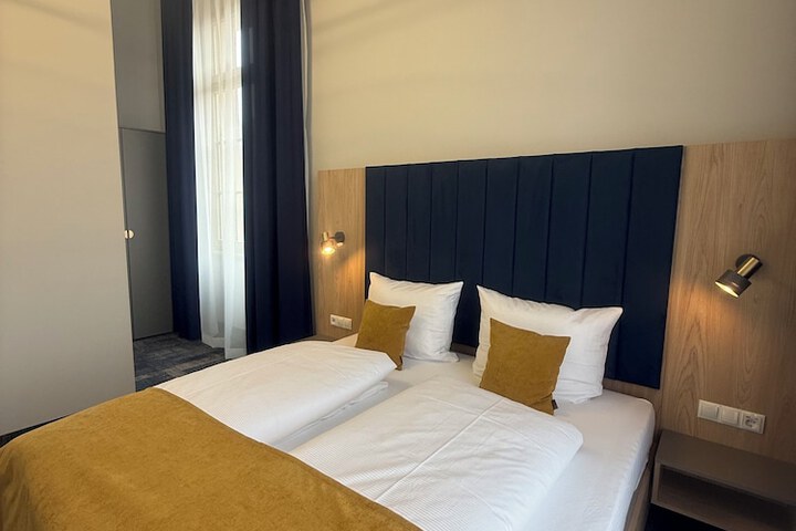Room 16 of 48