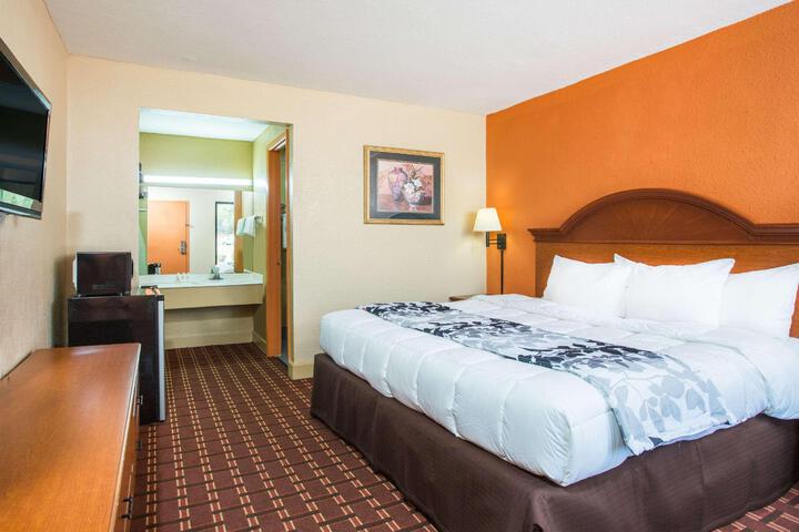 1 King Bed (2 of 13)