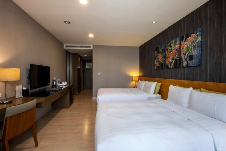 Room 13 of 33