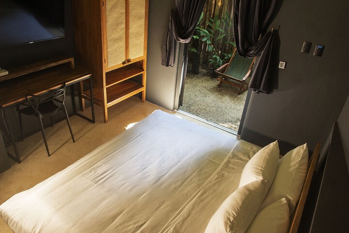 Room 5 of 33
