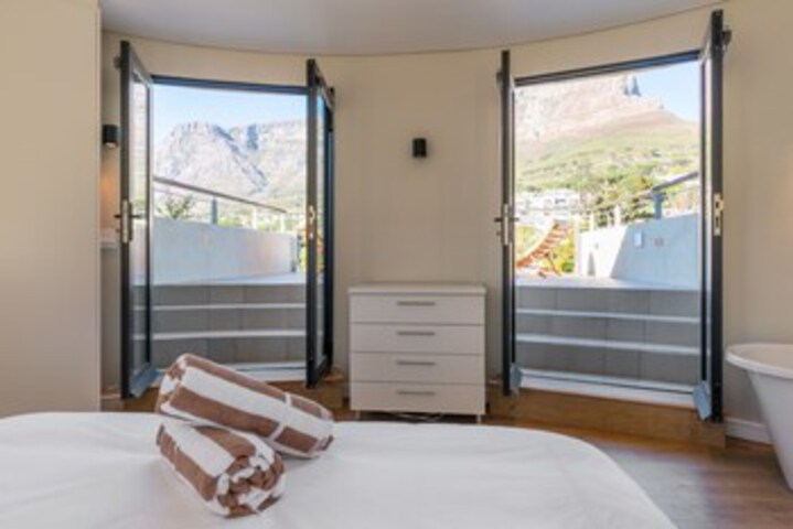 Room 6 of 30