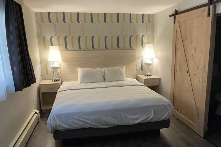 1 King Bed (12 of 16)