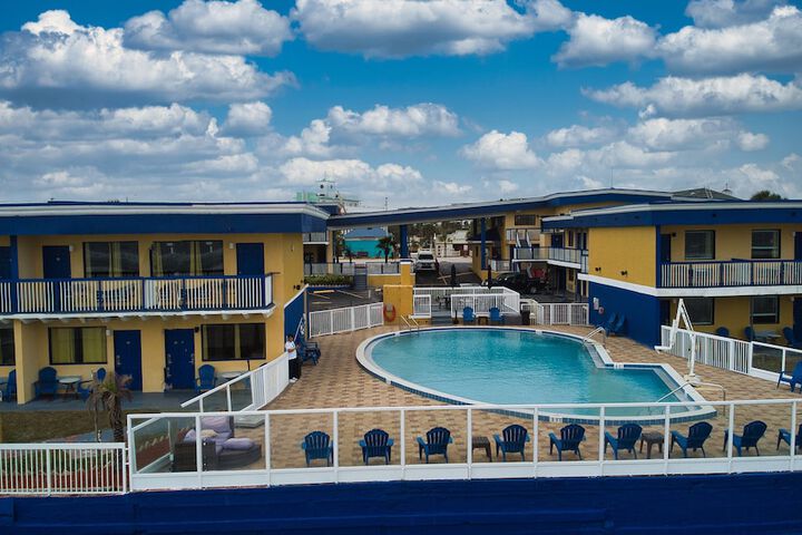 Hotel Pool