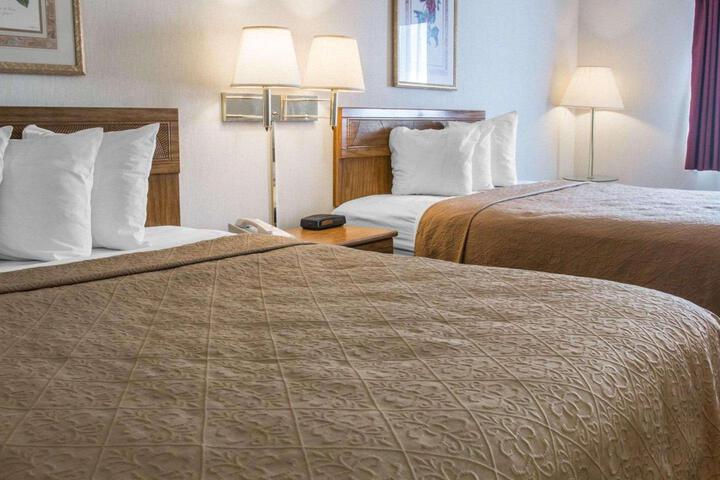 1 Queen Bed (3 of 9)