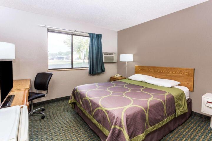 1 Queen Bed (6 of 11)