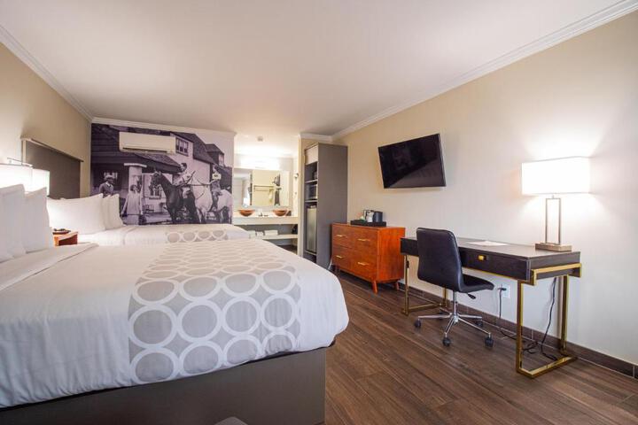 2 Queen Beds (8 of 12)