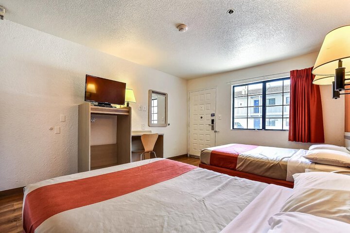 Room 9 of 20